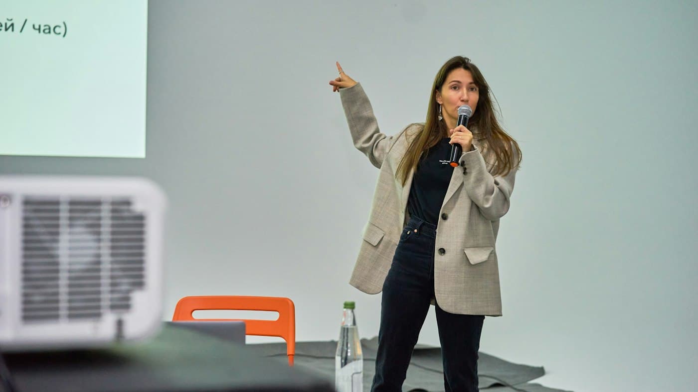 Investigadora presentando resultados científicos